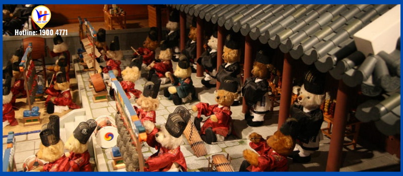Bảo tàng gấu Teddy dưới chân tháp. Các chú gấu bông là nhân vật chính trong khung cảnh tái hiện lại buổi quốc lễ ở Jongmyo Shrine